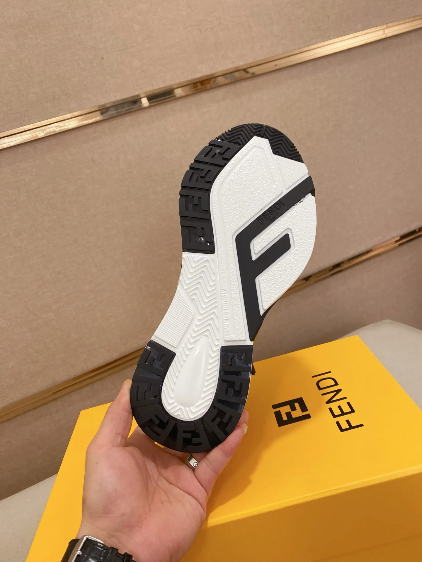 Men's shoes💰: 540💰(Higher version) [Fendi] Fendi's latest casual shoes for men! Available at counters simultaneously! A one-to-one replica of the original. Made entirely of imported top-grain calfskin, the interior is made of top-grain water-dyed cowhide, and the original factory-supplied rubber outsole. Leading new fashion concepts. Matching code: 38-44 can be customized, 45 is not returnable!